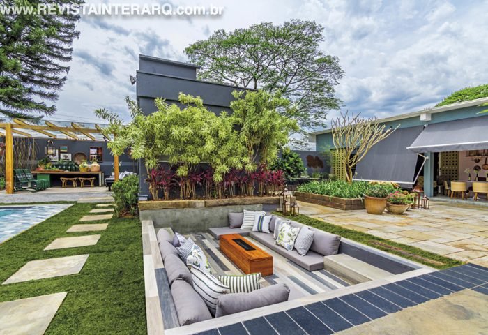 Lilian Beckner projetou um “Espaço de Lazer” com piscina, estar e pátio, onde trabalhou com tons preto, cinza e detalhes em verde. O conceito principal de “casa para morar” está empregado em todos os detalhes dos ambientes que receberam móveis de área externa da Brasil Post.