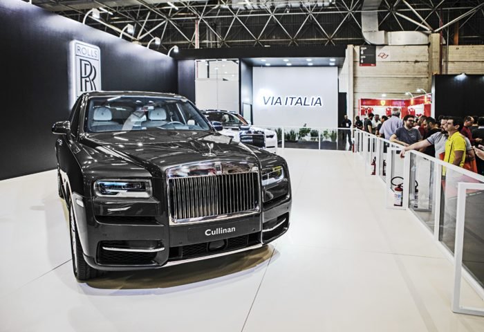 O Rolls Royce Cullinan, primeiro SUV da marca inglesa, é um grandalhão de 5,34m de comprimento com velocidade limitada de 250km/h e motor 6.2 V12 de mais de 550cv.