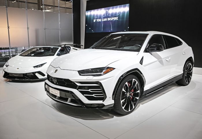 O Lamborghini Urus, que já é vendido no Brasil por R$2.2 milhões, tem câmbio automático de oito marchas e motor 4.0 V8 biturbo.