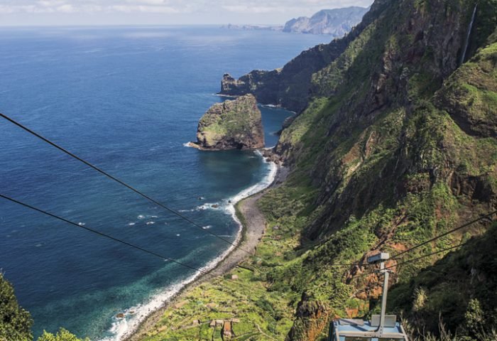 O teleférico de Santana e o carro de cesto, a melhor maneira de voltar do passeio de teleférico de Funchal.