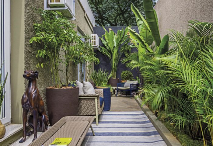 No “Terraço dos Quartos”, Fellipe Sambinelli Luiz e Elisama Zamberla apostaram no verde do paisagismo aliado aos móveis de área externa para proporcionar momentos de relax.