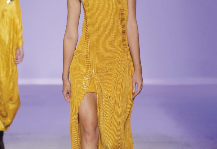 O estilista Lino Villaventura apresentou uma coleção confeccionada em sua maior parte à mão com assimetrias nos decotes e volumes nas barras dos vestidos, propondo looks para ocasiões especiais.