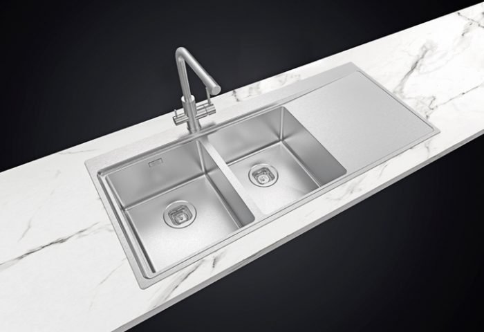 Design clean é a tradução da nova linha de cubas de sobrepor Smooth da Tramontina Design Collection. As peças são fabricadas em aço inox com 1 mm de espessura, garantindo higiene e resistência para as tarefas do dia a dia. Os modelos com escorredor apresentam a grande novidade, através de uma área lisa, dando ao produto um visual leve e elegante. São oferecidas em 5 modelos diferentes: cuba dupla, cuba única ou uma cuba e meia, além de escorredor em 4 dos 5 modelos.