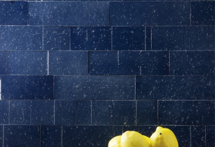 Lepri aposta no aspecto natural e na personalização em seus lançamentos. Entre eles a coleção Arcobaleno, que significa arco-íris em italiano, revela tons que instigam o lúdico e o desejo de criar: azul-marinho, verde, branco e metalizado. A linha também inclui uma nuance de coral, eleita a cor de 2019 pela Pantone. A coleção Maranello apresenta peças em quatro medidas com formas componíveis, dando liberdade para combinação de diferentes tamanhos e até cores, como em um mosaico. Nessa linha, as texturas naturais da superfície são valorizadas pelos tons suaves da terra. O brick Onix, com fundo cinza e pedras pretas misturadas em sua composição, faz referência ao granilite, tipo de revestimento muito usado no Brasil nas décadas de 1940 e 1950 e que voltou como tendência nos últimos anos. Na foto, Arcobaleno Azzurro.