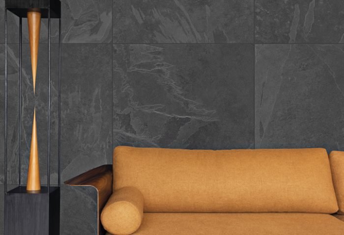 A Villagres lança novos tamanhos de porcelanato e aposta em peças contemporâneas. Os novos tamanhos de porcelanato, que passam a fazer parte do portfólio da empresa, possuem os formatos 92 x 92cm; 26,5 x 138cm e 108 x 108cm. Este ano serão lançadas mais de 30 linhas, divididas em seis coleções: Naturale, Marmo, Metropolitana, Bistrô, Santa Ladrilhos e Minerale. A linha Black Stone (Minerale) é inspirada na ardósia, uma rocha metamórfica que apresenta nuances de grafite profundo. A linha Antique (Marmo), com inspiração no mármore, tem duas opções de cores e oito diferentes estampas, sendo desenvolvido para projetos de ambientes internos com baixo tráfego. A City Cement (Coleção Metropolitana) reafirma o papel do concreto na arquitetura contemporânea e se apropria de todas as nuances do cimento. Com marcas de caixaria, a linha apresenta peças ricas do movimento que reflete a dinâmica do cenário urbano. A linha Artesan (Coleção Metropolitana) assimila os efeitos do tempo em sintonia com a técnica manual, que resulta em um porcelanato com gráfica de efeitos desgastados e destonalizados de concreto. Estes são alguns dos destaques da marca.