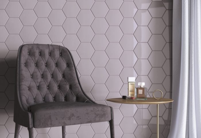 A Roca Cerâmica apresenta revestimentos com inspiração no concreto, madeira e mármore, dividindo espaço com os revestimentos geométricos e mais românticos. O concreto aparente é protagonista da linha Concrete, que tem como destaque a versão Cut, capaz de reproduzir as marcas horizontais das fôrmas e garantir um belo efeito plástico às paginações. Já a série Hangar é uma releitura do Terrazzo Veneziano, reproduzindo sua textura original em tons terrosos incrustados sobre o cimento. Apresentados em grandes formatos – de até 120 X 120 cm – os porcelanatos que evocam o mármore ainda contam com a longevidade do material, que recebe acabamento mate ou polido. Suas placas finas, com lâminas de 7 mm de espessura, são muito fáceis de aplicar. A série Carbon buscou referências na técnica japonesa ancestral Shou Sugi Ban, que consiste na queima das camadas superficiais da madeira. As Candy Colors voltaram com força. Clássicas nas decorações dos anos 1960 e 1970, foram revisitadas na moda e agora reverberam na arquitetura de interiores. Na linha Boudoir, as cores delicadas foram desenvolvidas pela PeclersParis. Os formatos diferenciados aparecem para trazer ainda mais graça, como o já amado hexagonal, brick ou ainda mosaicos que evocam as conchas ou cauda de pavão. Vintage, mas sempre em alta.