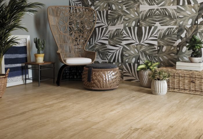A Biancogres lança 4 coleções: Mármores, Contemporâneos, Madeiras e Paredes e Acessórios. Produtos em grandes formatos como 120X120, versões acetinado e polido, para área interna e externa, produtos amadeirados e metalizados estão entre as novidades. Imperdível também é a coleção assinada por Ana Paula Castro. A marca em parceria com a designer desenvolveu o revestimento Planos, no formato 53x106. Em seu processo criativo, Ana Paula Castro buscou inspirações na paleta de cores de elementos naturais como o barro, o aço e o concreto. Ainda no formato 53x106, destaque para o Forme, que une os relevos tridimensionais com cores únicas e a linha Amazon, que apresenta a tendência tropical através da folhagem que protagoniza o design das estampas. Na foto, linha Amazon.