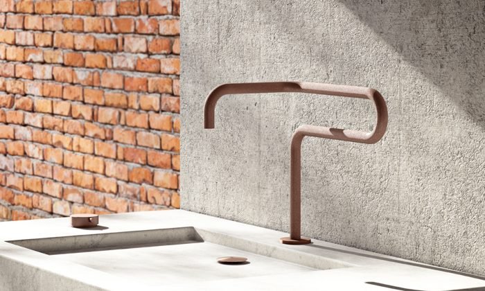 A Docol traz reconhecidos nomes da arquitetura e do design brasileiro para assinar uma coleção de produtos cheia de personalidade. Para a estreia do projeto, foram convidados Estúdio Campana, o escritório de arquitetura franco-brasileiro Triptyque e os arquitetos Angelo Bucci e Gui Mattos. A marca também apresenta o DocolPronto, que possui seis possibilidades de uso da água num mesmo produto. Além dos três tipos de água comum (fria, misturada e quente), o monocomando também oferece três tipos de água purificada: gelada (3°C), gelada com gás e superquente (98°C). Outra novidade é o primeiro produto fruto da parceria com Mekal, uma combinação entre uma cuba multifuncional e um misturador telescópico, formando uma bancada invisível. Esta solução proporciona múltiplas possibilidades ao mesmo espaço. Na foto, bica para lavatório do Estúdio Campana.