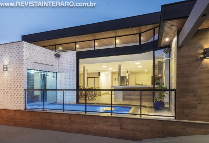 Área de lazer reformada com piscina e sauna - Revista InterArq | Arquitetura, Decoração, Design, Paisagismo e Lifestyle