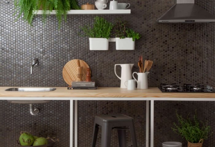 A Cerâmica Atlas aposta em revestimentos com diferentes tamanhos, formatos e cores. Entre as novidades, está a pastilha de porcelana Ardósia, no formato hexagonal 2,5 x 2,5 cm. A peça, que reforça o sucesso da linha de hexagonais, recebe um esmalte reativo exclusivo, processo que garante um visual impactante e único. Tudo acontece durante o processo produtivo: após a esmaltação, as peças são submetidas à queima (1280º). Assim, o calor gera uma reação que garante características únicas e variações de tonalidades em cada peça.