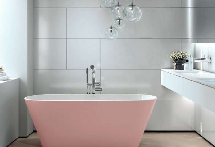 A Doka inova em sua linha de banheiras. A banheira Victoria + Albert IOS cromada (compacta e profunda) é produzida em Quarrycast, material desenvolvido com uma rara rocha vulcânica misturada à resina de alta performance. A banheira Vetralla na cor soft pink (compacta e minimalista) possui 149 cm de comprimento e é ideal para salas de banho modernas e espaços pequenos. Para complementar as coleções de metais Doka coloridos e cromados, a marca lança no mercado três novos acessórios free-standing: toalheiro de piso, toalheiro de bancada e papeleira de piso. Os modelos vieram para compor com as linhas Moove Rose Gold, Favo Gold, Off Black e Ever ORB e suas respectivas versões cromadas. Na foto, Vetralla na cor soft pink.