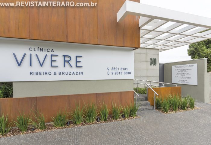 Fachada de clínica moderna com aço corten e pérgula metálica - Revista InterArq | Arquitetura, Decoração, Design, Paisagismo e Lifestyle