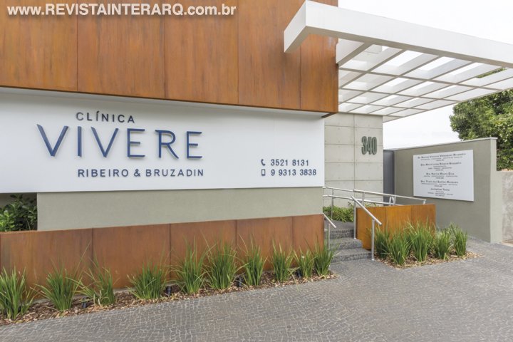 Fachada de clínica moderna com aço corten e pérgula metálica - Revista InterArq | Arquitetura, Decoração, Design, Paisagismo e Lifestyle