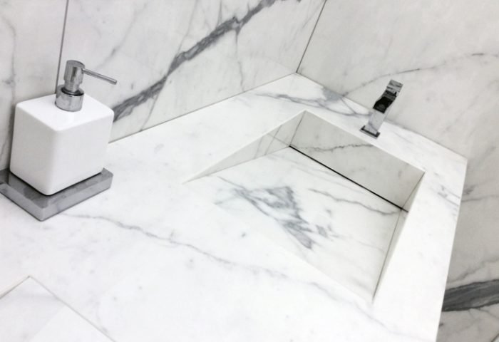 A Level acabamentos, representante da Fiandre no Brasil, apresenta o único acabamento antipoluição e bactericida no mundo. Com certificação ISO, a Linha Maximum Marmi conta com a tecnologia Active Clean Air & Antibacterial Ceramic™. As placas Active purificam o ar de poluentes perigosos, eliminam as bactérias que podem causar doenças graves, destroem as moléculas responsáveis pelos maus cheiros e são mais fáceis de limpar, graças as suas propriedades hidrofílicas. Autolimpante devido a propriedade fotocatalítica, a sujeira adere menos à superfície das placas, o que permite limpar as superfícies simplesmente com água e detergentes suaves, evitando produtos agressivos (tipicamente tóxicos e mais caros). Em fachadas externas, a ação da chuva nas placas é suficiente para mantê-las limpas.