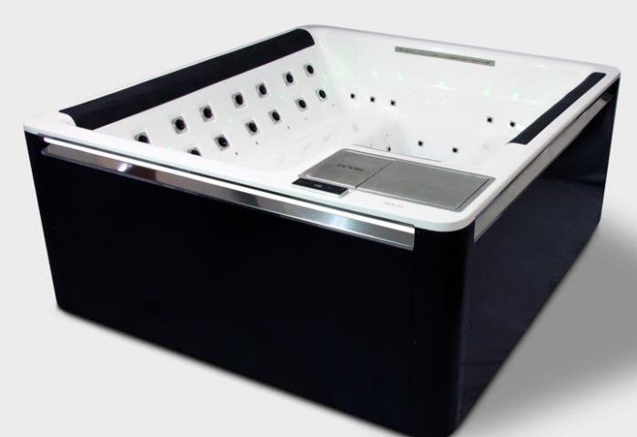 A Riolax exibi o Spa Maryam, um lançamento exclusivo para a Expo Revestir 2019, que possui 55 jatos - em diferentes intensidades - sistema de automação, cromoterapia, frigobar e filtro ozonizador, entre outros diferenciais. Os visitantes ainda poderão conferir as banheiras Cléo, Celine dupla, Gisele, Diana, Loren e Kate dupla, Spa Marilyn e Ofurô Cameron.