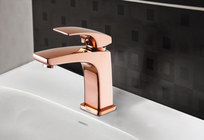 A Lorenzetti destaca cores, design e formas inovadoras na Expo Revestir 2019. Com acabamento e design modernos, a linha LorenLive nas versões rose gold e brushed nickel encantam pelo luxo em todos os detalhes. O estilo e a personalidade das peças são expressos nas formas fluidas do design, equilíbrio das curvas e retas e cores especiais. A linha é composta por modelos para lavatório e bica alta, ideal para cuba de apoio, e monocomando para chuveiro. Desenvolvida para atender projetos de alto padrão, as bacias da linha LorenClass surpreendem pela elegância de suas formas suaves e orgânicas. Na versão com caixa acoplada, o destaque é o exclusivo botão em formato retangular, que confere modernidade e ressalta a harmonia visual. Na foto, linha LorenLive na versão rose gold.