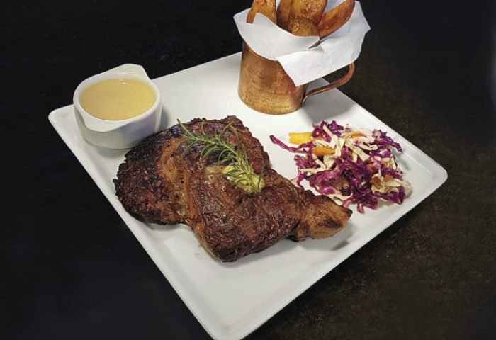 New York steak com batatas rústicas, salada andina e molho de mostarda com vinho tinto, do Blue Jasmim, (17) 3353-6855, @blue_jasmim