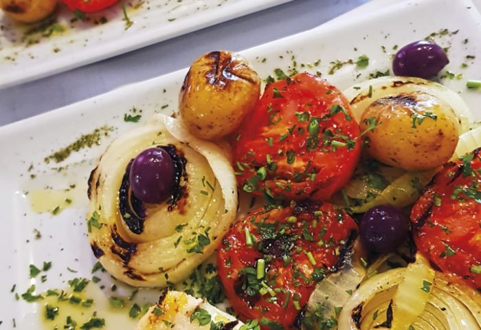 O Barbecue, além de suas carnes especiais possui também uma opção de peixe, o bacalhau na brasa com legumes salteados.