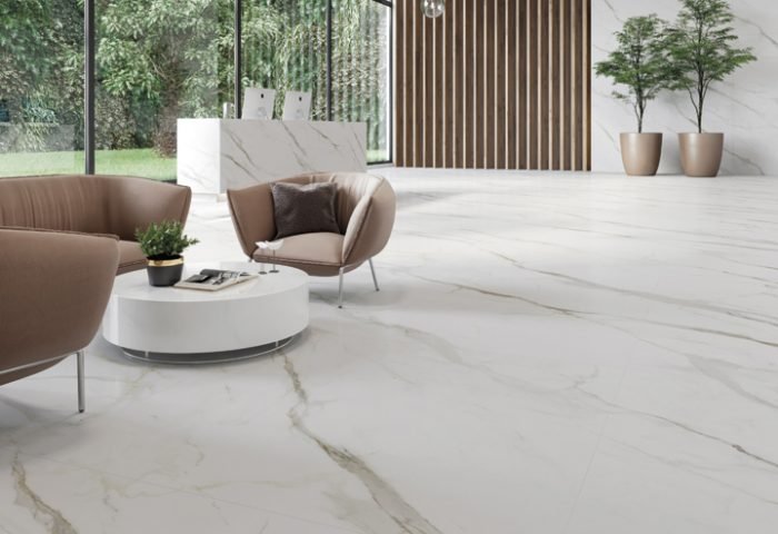 Uma das novidades da Biancogres para 2019 são os porcelanatos no formato 120x120. Um dos exemplos é o Calacata Altissimo, que remete ao mármore do mesmo nome e é de origem espanhola. Ele possui veios cinzas bem marcados e permeados por rajadas douradas;