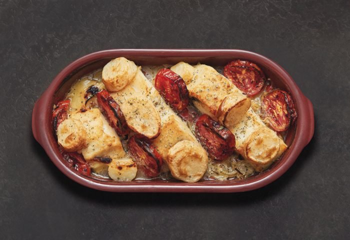 Do Bambina, “Bacalhau Beira Baixa”, com lombo de Gadus Morhua grelhado, alho crocante, salteado de cebola, pimentão vermelho, brócolis e batatas portuguesas.