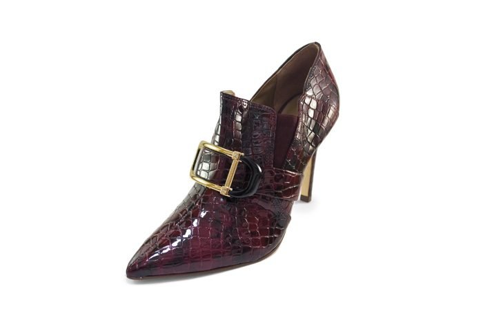 As vitrines da Jorge Bischoff exibem sapatos, bolsas, carteiras, cintos e chaveiros, todos confeccionados em couro - Revista InterArq | Arquitetura, Decoração, Design, Paisagismo e Lifestyle