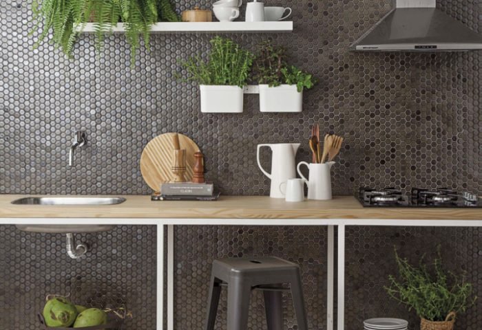 Da Atlas, a pastilha de porcelana Ardósia no formato hexagonal (2,65 cm). O lançamento recebe um esmalte reativo exclusivo e artesanal, que garante um visual impactante e singular. O calor gerado pela queima, na qual as peças são submetidas, garante uma estética exclusiva e variações de tonalidades.