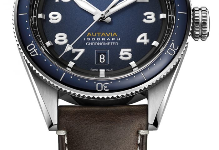 Inspirada nos relógios de pulso e cronômetros originais da década de 1960 da Autavia, a nova coleção Autavia é equipada com a mola proprietária composta de carbono da TAG Heuer, “Isograph”. Cada nova TAG Heuer Autavia tem uma hélice e pneu gravados no fundo da caixa em comemoração a isso. A pulseira de couro marrom é intercambiável, com uma opção em aço inoxidável. A marca pode ser encontrada na Costantini Joalheria.