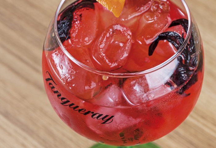 Gin tônica com hibisco, do Mirai
