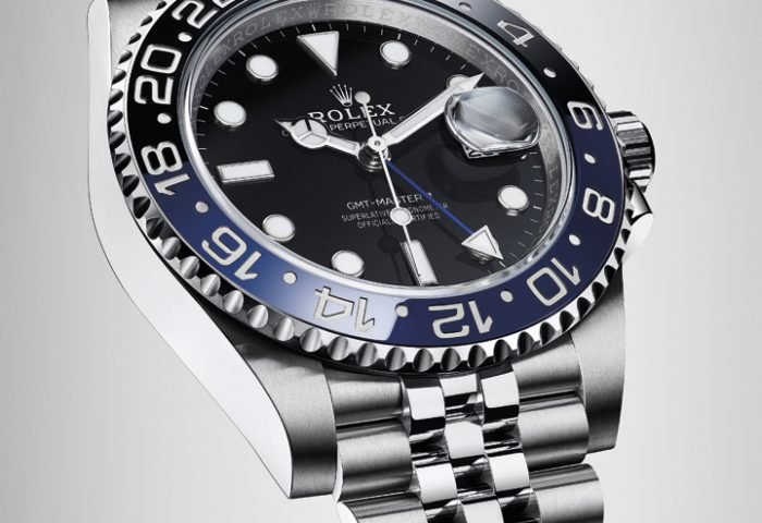 O novo Rolex GMT-Master II, fabricado em  aço Oystersteel, apresenta uma luneta giratória bidirecional graduada 24 horas e disco de cerâmica Cerachrom bicolor azul e preto com pulseira jubileu. Os relógios da Rolex podem ser encontrados na Costantini Joalheria.