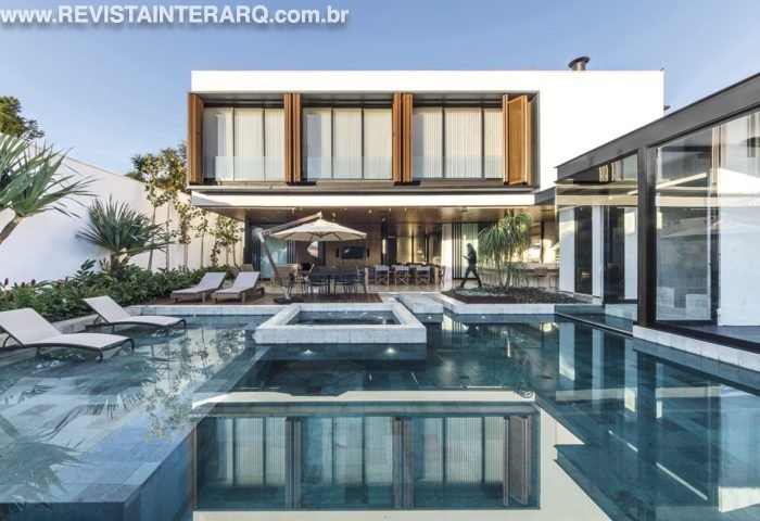Residência com grandes aberturas e arquitetura contemporânea - Revista InterArq | Arquitetura, Decoração, Design, Paisagismo e Lifestyle