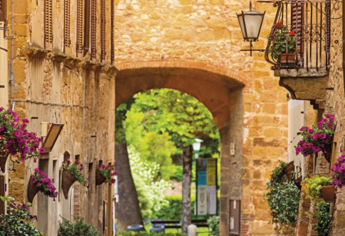 A província de Pienza, que possui uma vista impressionante do Val d’Orcia, com varandas repletas de vasos de flores.