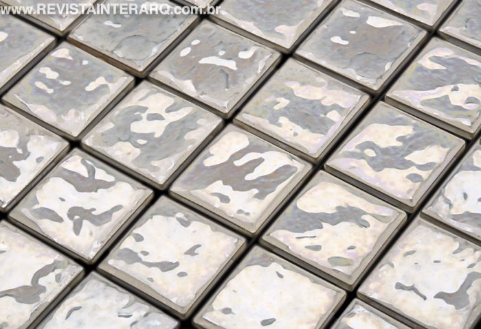 Belamari é a nova marca premium da NGK do Brasil para pastilhas de porcelanato. Cores exclusivas, acabamentos em três dimensões e nova paleta de cores fazem parte da marca. Na foto, a pastilha da linha Pérola.