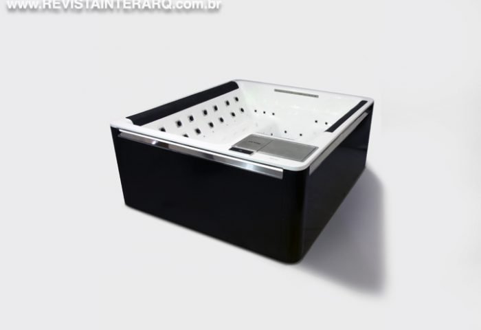 A Riolax exibiu o Spa Maryam, um lançamento exclusivo para a feira, que possui 55 jatos - em diferentes intensidades - sistema de automação, cromoterapia, frigobar e filtro ozonizador. 