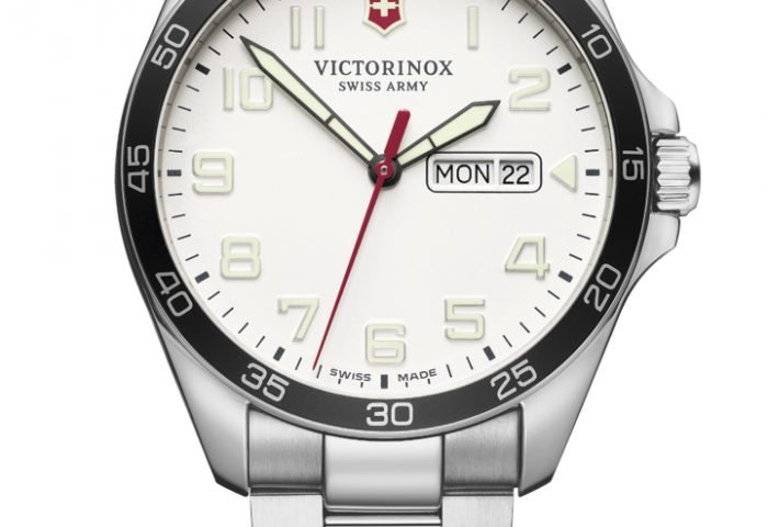 A coleção FieldForce é uma das novidades da Victorinox. Inspirada no exército, ela tem 12 designers diferentes, neles os números e ponteiros possuem a tecnologia Super-LumiNova® que oferecem uma leitura perfeita tanto de dia quanto à noite. Na foto, este modelo leva pulseira de aço inoxidável (316L) em prata e caixa de aço inoxidável. Os relógios da Victorinox podem ser encontrados na Costantini Joalheria.