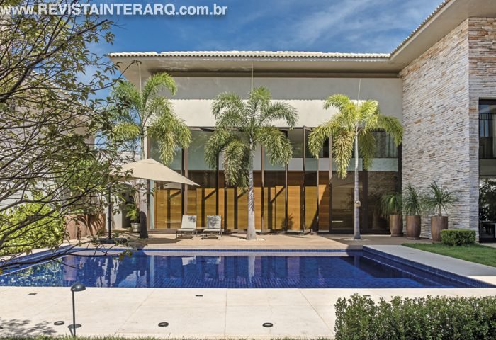 Ambientes integrados que mesclam o social e o lazer foram a premissa deste projeto - Revista InterArq | Arquitetura, Decoração, Design, Paisagismo e Lifestyle