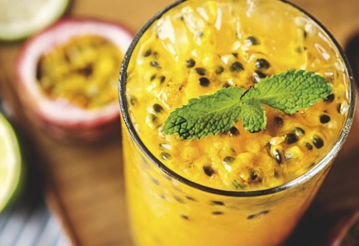 Caipirinha de maracujá feita com vodka, no Barbecue