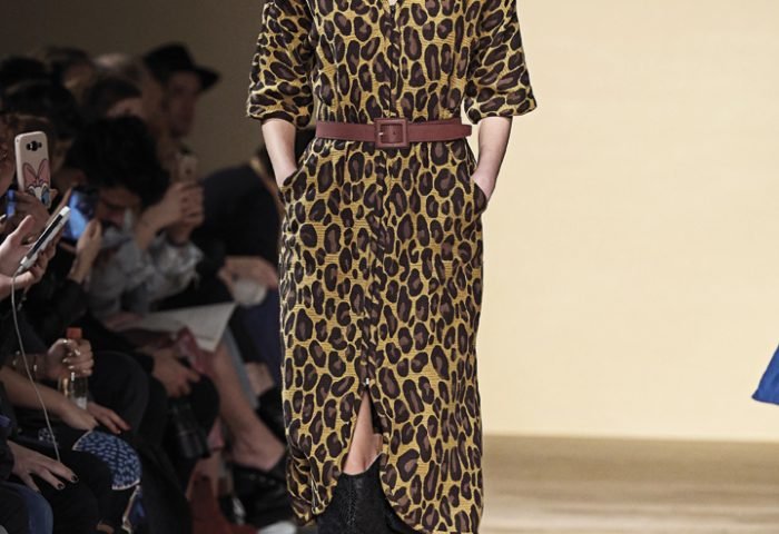 O animal print, aposta do verão, fica ainda  mais robusto e fechado nesta estação. Lilly Sarti apresentou este vestido no seu último desfile na SPFW. 