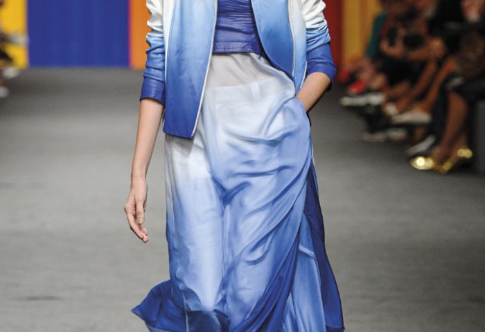 Patrícia Motta trouxe para o seu desfile, no Minas Trend, a coleção “Paz” inspirada na Aurora Boreal. A estilista trouxe o degradê do Tie-dye em suas clássicas peças de couro e o ombro estruturado. 