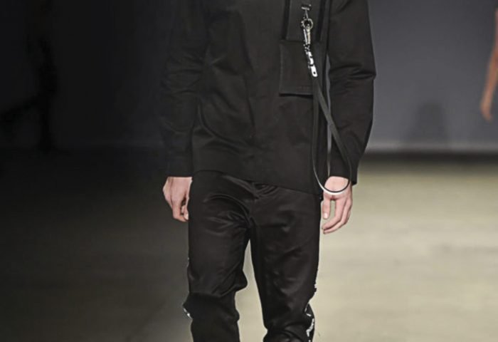 A marca Ratier trabalhou para sua coleção a ideia de peça única, seja em looks color ou monocromáticos, deixando um estilo casual e sofisticado. Foto: Rafael Chacon/ FOTOSITE
