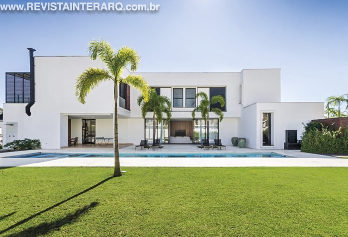Este projeto residencial reflete o gosto apurado do morador, que solicitou uma casa clean, mas com personalidade - Revista InterArq | Arquitetura, Decoração, Design, Paisagismo e Lifestyle
