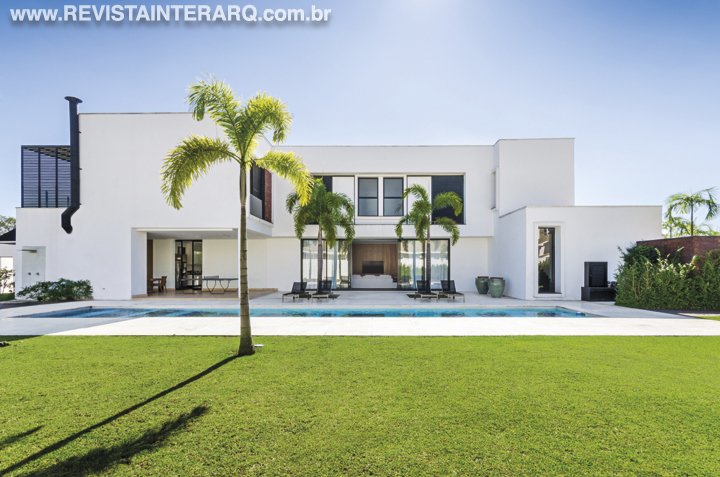 Este projeto residencial reflete o gosto apurado do morador, que solicitou uma casa clean, mas com personalidade - Revista InterArq | Arquitetura, Decoração, Design, Paisagismo e Lifestyle