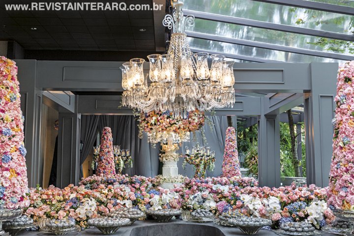 Flores e elementos clássicos deram vida à este casamento - Revista InterArq | Arquitetura, Decoração, Design, Paisagismo e Lifestyle