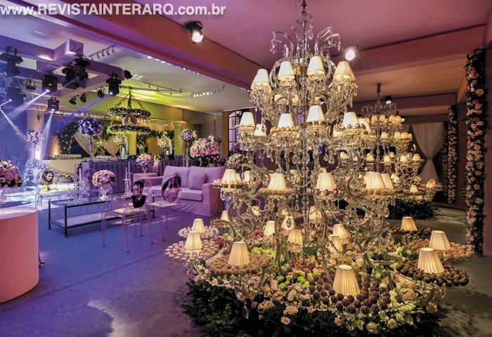 Nesta festa de 15 anos elementos modernos e muitas flores - Revista InterArq | Arquitetura, Decoração, Design, Paisagismo e Lifestyle