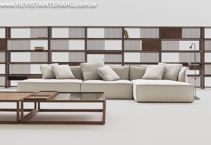 Dentre os designers de sucesso presentes na Perfil Casa, está o estudiobola de Flávio Borsato e Maurício Lamosa. Na foto, a estante e mesa de centro Grid, sofá Pillow, e luminária Slim  