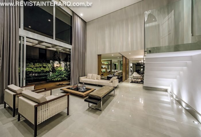 Esta residência possui grandes aberturas que proporcionaram luz e ventilação naturais ao projeto - Revista InterArq | Arquitetura, Decoração, Design, Paisagismo e Lifestyle