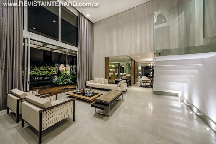 Esta residência possui grandes aberturas que proporcionaram luz e ventilação naturais ao projeto - Revista InterArq | Arquitetura, Decoração, Design, Paisagismo e Lifestyle