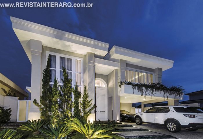 Esta casa com grandes aberturas e estilo clássico possui ambientes bem iluminados e ventilados - Revista InterArq | Arquitetura, Decoração, Design, Paisagismo e Lifestyle