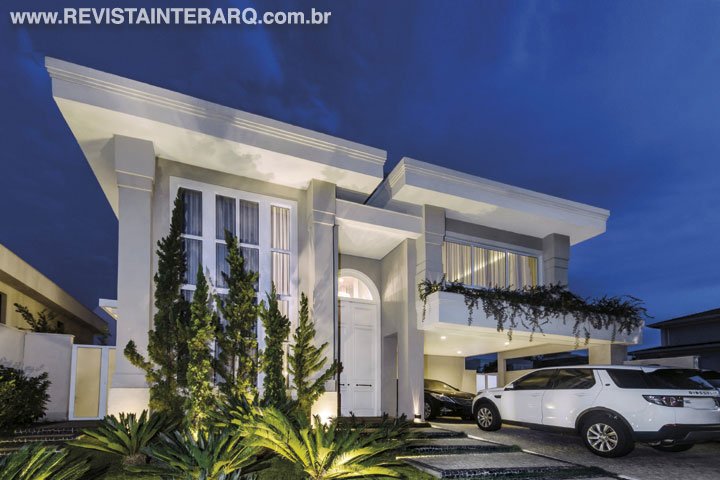 Esta casa com grandes aberturas e estilo clássico possui ambientes bem iluminados e ventilados - Revista InterArq | Arquitetura, Decoração, Design, Paisagismo e Lifestyle
