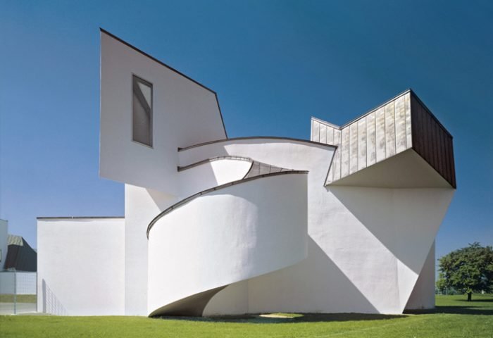 Vitra Design Museum. Como parte da Semana de Design de Milão, a Vitra Design Museum reúne nomes consagrados do design para uma conferência interdisciplinar nomeada “A Política do Design”, que acontece dia 10 de abri, no teatro dell’Arte, em Milão. O encontro será dividido em três painéis - Design e pós-indústria; Design e pós-governança e design e PostNature –, onde reunirá um grupo internacional de especialistas de alto nível, incluindo designers, teóricos do design, filósofos, sociólogos e economistas políticos