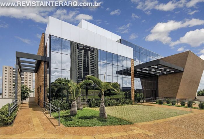 Ambientes funcionais e que valorizaram o fluxo de trabalho foi a proposta deste projeto - Revista InterArq | Arquitetura, Decoração, Design, Paisagismo e Lifestyle